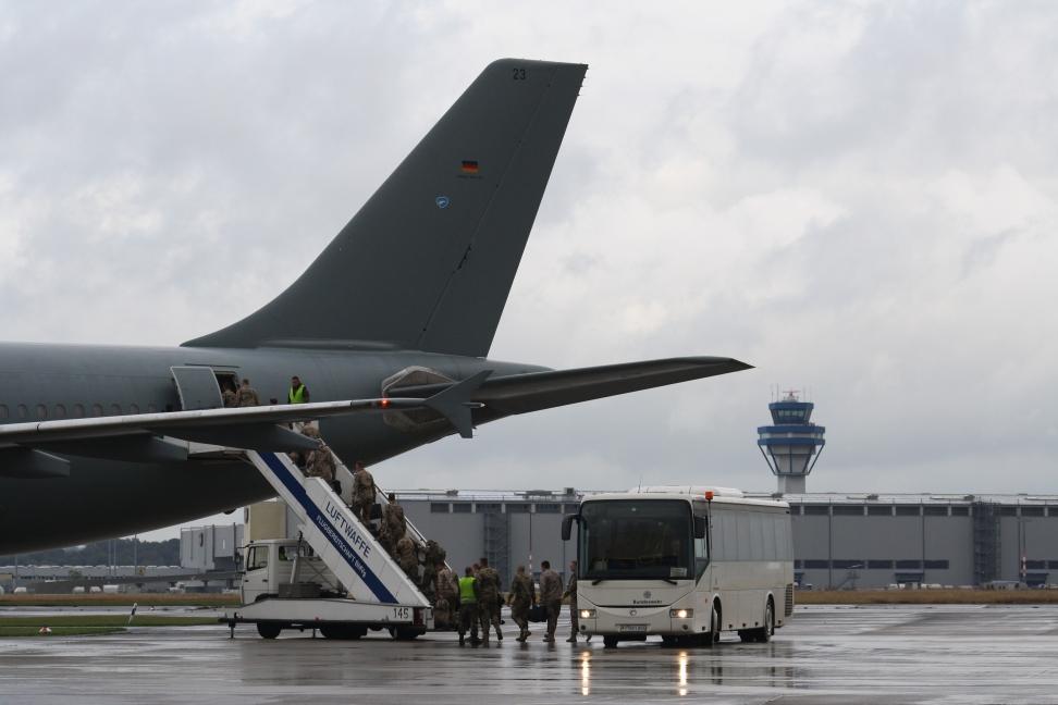 Soldiers entering an Airbus A310 MRTT at Cologne-Wahn Soldiers entering an Airbus A310 MRTT at Cologne-Wahn