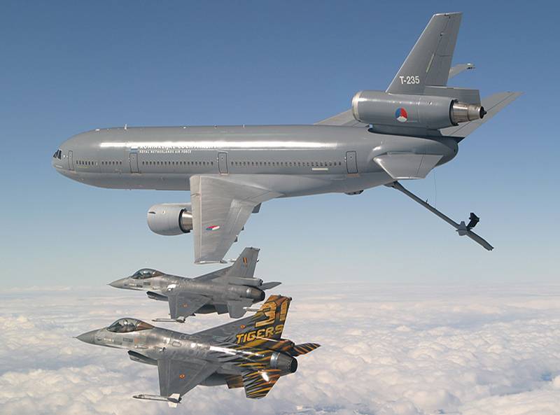 Belgian F-16 and a Dutch KDC-10 Belgian F-16 and a Dutch KDC-10